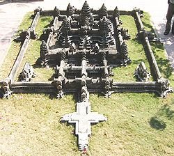 250px-Angkor-wat-central.jpg